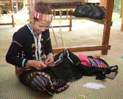 ຟຶື້ນຟູອາຊີບຕ່ຳແຜ່ນແພພື້ນເມືອງ ຂອງພໍ່ແມ່ພີ່ນ້ອງເຜົ່າ ເວິນກ່ຽວ - ປາໂກ ຟຶື້ນຟູອາຊີບຕ່ຳແຜ່ນແພພື້ນເມືອງ ຂອງພໍ່ແມ່ພີ່ນ້ອງເຜົ່າ ເວິນກ່ຽວ - ປາໂກ