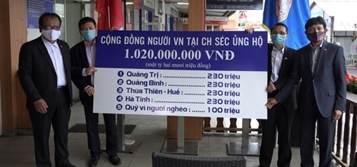 ປະຊາຄົມຊາວຫວຽດນາມ ອາໄສຢູ່ເຊັກໂກ ບໍລິຈາກເງິນເພື່ອສົ່ງກັບເມືອບ້ານເກີດເມືອງນອນ. ພາບ: vov.vn. ປະຊາຄົມຊາວຫວຽດນາມ ອາໄສຢູ່ເຊັກໂກ ບໍລິຈາກເງິນເພື່ອສົ່ງກັບເມືອບ້ານເກີດເມືອງນອນ. ພາບ: vov.vn.