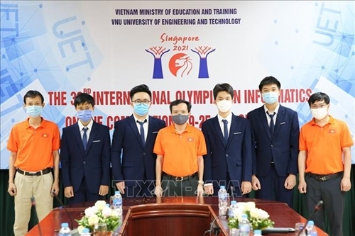 ນັກຮຽນຫວຽດນາມທັງໝົດ 4 ຄົນທີ່ເຂົ້າຮ່ວມການແຂ່ງຂັນໂອລີມປິກວິຊາຄອມພິວເຕີສາກົນປີ  2021 ລ້ວນແຕ່ຍາດໄດ້ຫຼຽນເງິນ. ພາບ: ສໍານັກຂ່າວສານຫວຽດນາມ.