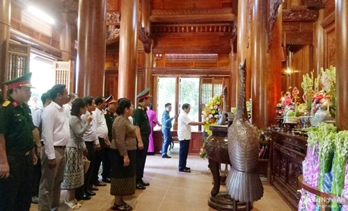 ທ່ານ ບຸນທອງ ຈິດມະນີ ຮອງປະທານປະເທດ ແຫ່ງ ສປປ ລາວ ຖະຫວາຍທູບທຽນໄວ້ອາໄລປະທານໂຮ່ຈີມິນ. ພາບ: baonghean.vn