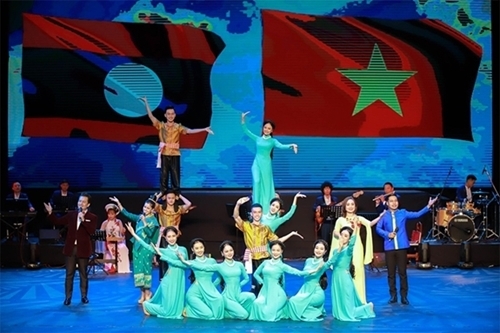 ລາຍການສະແດງຂອງບັນດານັກສິລະປິນໃນສັບປະດາວັດທະນະທໍາຫວຽດນາມ ຢູ່ລາວ ປີ 2019. ພາບ: ແຄ໊ງຮວ່ຽນ