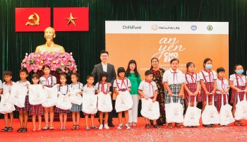 ອົງການ ChildFund ແລະ ບັນດາຄູ່ຮ່ວມງານໄດ້ມອບຂອງຂວັນ ຈຳນວນ 1.000 ພຸດ  ໃຫ້ແກ່ເດັກນ້ອຍໃນ 4 ແຂວງຂອງຫວຽດນາມ