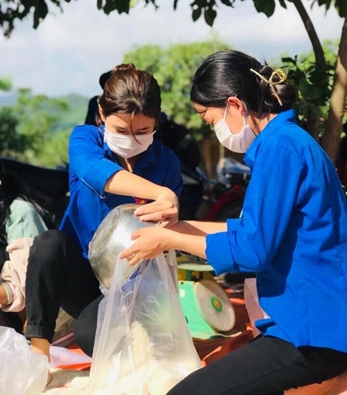 ໄວໜຸ່ມແຂວງກວ໋າງຈິ ກະກຽມສະບຽງອາຫານສະໜັບສະໜູນນະຄອນໂຮ່ຈີມິນ. ພາບ: qdnd.vn. ໄວໜຸ່ມແຂວງກວ໋າງຈິ ກະກຽມສະບຽງອາຫານສະໜັບສະໜູນນະຄອນໂຮ່ຈີມິນ. ພາບ: qdnd.vn.