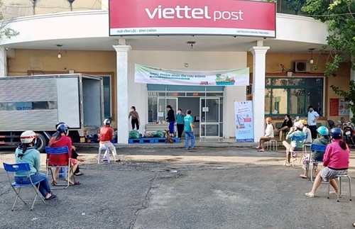 ບໍລິສັດໃຫຍ່ Viettel Post ເຂົ້າຮ່ວມສ້າງຈຸດຂາຍສິນຄ້າເຄື່ອນທີ່ເພື່ອຮັບໃຊ້ປະຊາຊົນ. ພາບ: qdnd.vn.