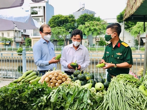 ກໍາລັງປະກອບອາວຸດນະຄອນໂຮ່ຈີມິນ ສົມທົບກັນປະຕິບັດບັນດາ “ຕະຫຼາດ 0 ດົ່ງ” ເພື່ອນໍາສະບຽງອາຫານໄປໃຫ້ປະຊາຊົນ. ພາບ: qdnd.vn.