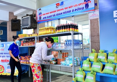 “ຮ້ານ 0 ດົ່ງ” ຕັ້ງໜ້າໜູນຊ່ວຍປະຊາຊົນທີ່ປະສົບຄວາມຫຍຸ້ງຍາກ. ພາບ: qdnd.vn.