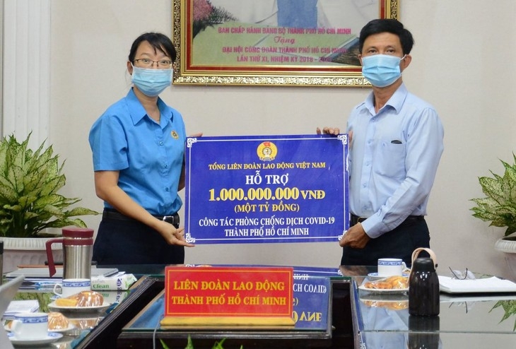 ທ່ານນາງ ເຈິ່ນທິຢ້ຽວຖຸ໊ຍ ປະທານສະຫະພັນແຮງງານນະຄອນ ໂຮ່ຈີມິນ ມອບເງິນໜູນຊ່ວຍຈຳນວນເງິນ 1 ຕື້ດົ່ງ ແກ່ກອງທຶນວຽກງານປ້ອງກັນສະກັດກັ້ນໂລກລະບາດໂຄວິດ - 19 ນະຄອນ ໂຮ່ຈີມິນ  (ພາບ: congdoan.vn)