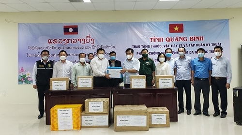 ທ່ານ ດວ່ານງອັກເລິມ ຮອງປະທານຜູ້ປະຈໍາການຄະນະກໍາມະການປະຊາຊົນແຂວງກວ໋າງບີ່ງ ມອບຢາປົວສັດ, ອຸປະກອນການແພດປ້ອງກັນ, ຕ້ານພະຍາດອັກເສບຜິວໜັງຢູ່ງົວ, ຄວາຍໃຫ້ແຂວງຄໍາມ່ວນ. ພາບ: baoquangbinh.vn.