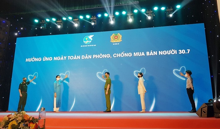 ກອງປະຊຸມທາງອອນລາຍ ຮ່ວມແຮງຮ່ວມໃຈປ້ອງກັນ, ຕ້ານການຄ້າມະນຸດ ດ້ວຍຫົວຂໍ້ວ່າ “ຮັບຟັງຜູ້ປະສົບເຄາະຮ້າຍ - ຊີ້ນຳການກະທຳ” (ພາບ: phunuvietnam.vn) ກອງປະຊຸມທາງອອນລາຍ ຮ່ວມແຮງຮ່ວມໃຈປ້ອງກັນ, ຕ້ານການຄ້າມະນຸດ ດ້ວຍຫົວຂໍ້ວ່າ “ຮັບຟັງຜູ້ປະສົບເຄາະຮ້າຍ - ຊີ້ນຳການກະທຳ” (ພາບ: phunuvietnam.vn)