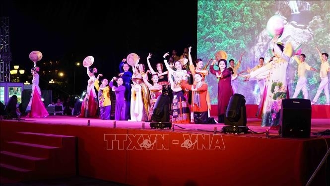 ການສະແດງສິລະປະທີ່ພິທີໄຂ (ພາບ: TTXVN)