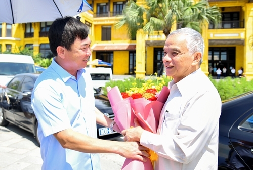ທ່ານ ໂງຮວ່າງເງິນ ຮອງເລຂາຜູ້ປະຈໍາການພັກແຂວງກວ໋າງນີງ ຕ້ອນຮັບທ່ານ ສົມມາດ ພົນເສນາ ຮອງປະທານສະພາແຫ່ງຊາດລາວ. ພາບ: quochoi.vn