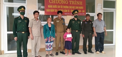 “ຊ່ວຍນ້ອງໄປໂຮງຮຽນ” ຂ້າມຊາຍແດນ