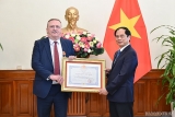ມອບຫຼຽ​ນ​ໄຊ​ມິດ​ຕະ​ພາບ​ໃຫ້​ ​ທ່ານ Ory Csaba ເອ​ກ​ອັກ​ຄະ​ລັດ​ຖະ​ທູດ ຮຸງ​ກາ​ຣີ ປະ​ຈຳ ຫວຽດ​ນາມ
