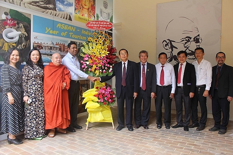 VIFA ອວຍພອນສະຖານກົງສຸນໃຫຍ່ອິນເດຍ ປະຈຳ ນະຄອນໂຮ່ຈີມິນ ໃນໂອກາດວັນສະຖາປະນາປະເທດອິນເດຍຄົບຮອບ 74 ປີ vifa ອວຍພອນສະຖານກ ງສ ນໃຫຍ ອ ນເດຍ ປະຈຳ ນະຄອນໂຮ ຈ ມ ນ ໃນໂອກາດວ ນສະຖາປະນາປະເທດອ ນເດຍຄ ບຮອບ 74 ປ