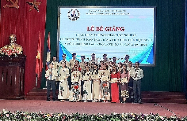ວ ທະຍາໄລການສ ກສາ ເງ ອານ ມອບໃບປະກາດສະນ ຍະບ ດພາສາຫວຽດໃຫ ແກ ນ ກສ ກສາລາວ 110 ຄ ນ