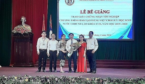 ວ ທະຍາໄລການສ ກສາ ເງ ອານ ມອບໃບປະກາດສະນ ຍະບ ດພາສາຫວຽດໃຫ ແກ ນ ກສ ກສາລາວ 110 ຄ ນ