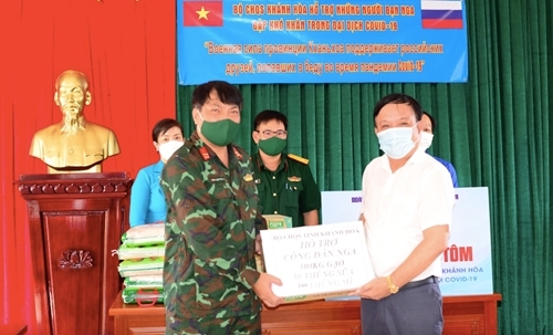 ມອບຂອງຂວັນໃຫ້້ເພື່ອນມິດຄົນລັດເຊຍ ມອບຂອງຂວັນໃຫ້້ເພື່ອນມິດຄົນລັດເຊຍ