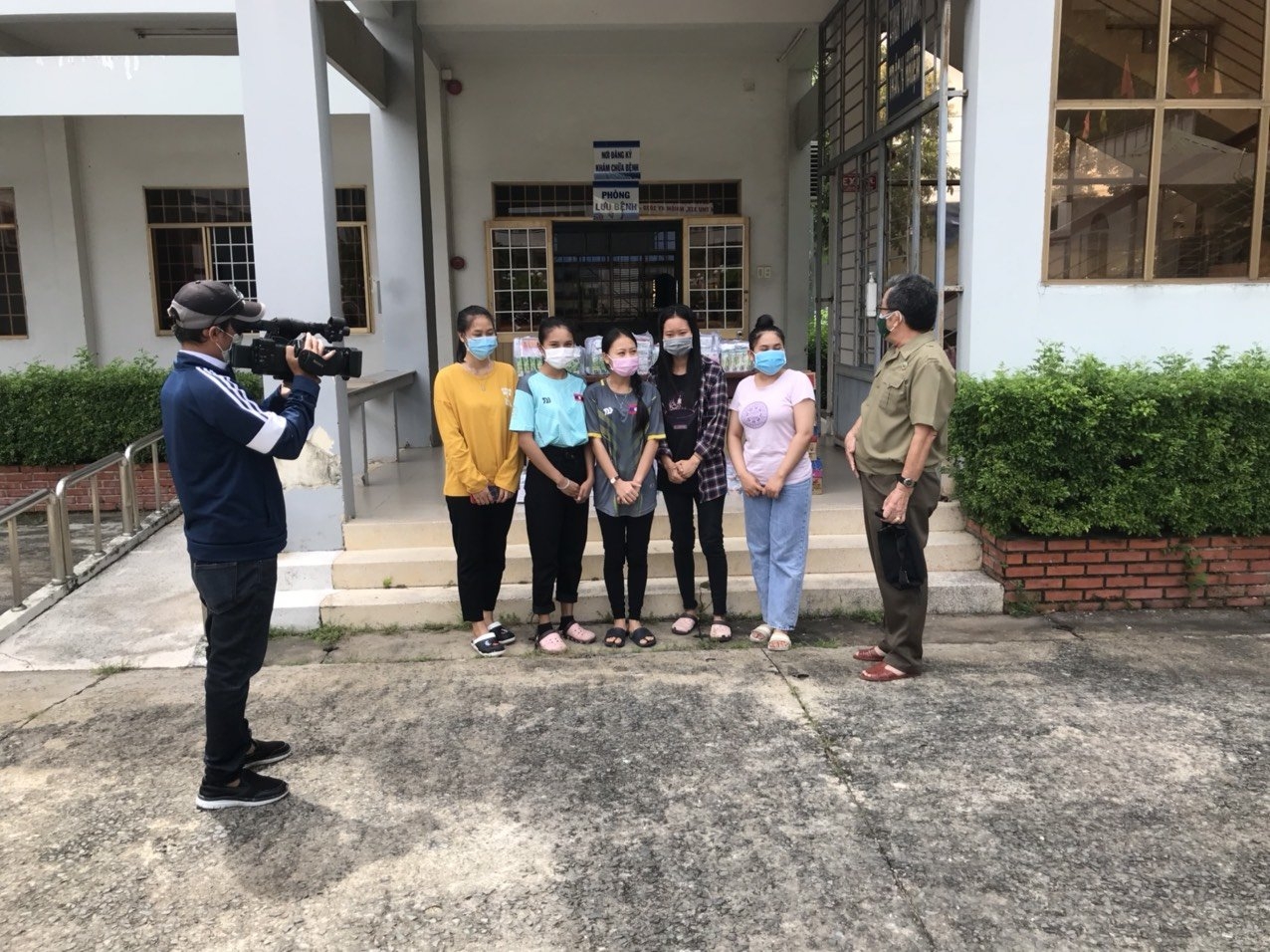 ຢ້ຽມຢາມ ແລະໃຫ້ກໍາລັງໃຈນັກສຶກສາລາວ ແລະກໍາປູເຈຍ ທີ່ພວມຮໍ່າຮຽນຢູ່ແຂວງດົງນາຍ