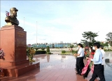 ຖະຫວາຍດອກໄມ້ເນື່ອງໃນໂອກາດວັນຄ້າຍວັນເກີດຄົບຮອບ 95 ປີຂອງຜູ້ນຳ ກູບາ Fidel Castro