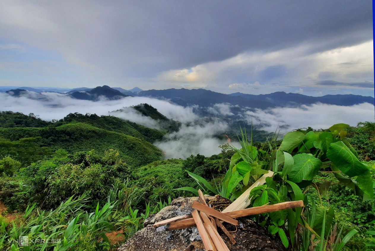 ລະດູການເມກຢູ່ເທິງພູ ຫງອກລິງ