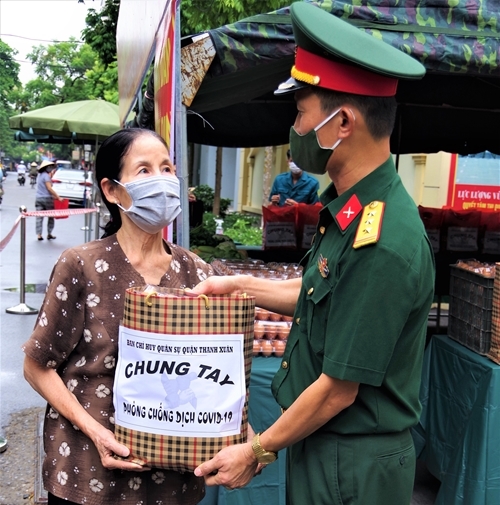 ປະຊາຊົນເມືອງແທງຊວນ ຮັບຂອງຂວັນໜູນຊ່ວຍຈາກທະຫານ. ພາບ: qdnd.vn.