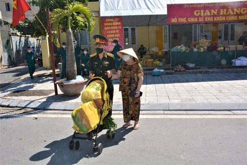 ສິນຄ້າທີ່ຈໍາເປັນແມ່ນລໍ້າຄ່າທີ່ສຸດສຳລັບປະຊາຊົນໃນໄລຍະປະສົບຄວາມຫຍຸ້ງຍາກຍ້ອນພະຍາດໂຄວິດ-19. ພາບ: qdnd.vn.