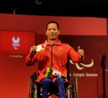 ເລວັນກົງ ຄວ້າໄດ້ຫຼຽນເງິນ Paralympic Tokyo 2020