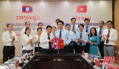 ການນໍາຄະນະໂຄສະນາສຶກສາແຂວງແທັງຮວາ ແລະຄະນະໂຄສະນາອົບຮົມແຂວງຫົວພັນ ມອບ-ຮັບບົດບັນທຶກວ່າດ້ວຍການຮ່ວມມືລະຫວ່າງສອງຝ່າຍ ໄລຍະ 2022-2025. ພາບ: baothanhhoa.vn