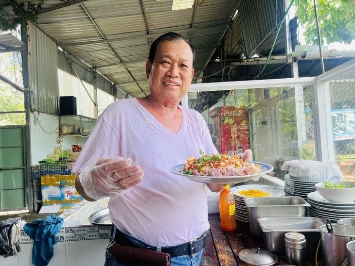 ທ່ານຮິງຫີ້ວຮ່ວາຍ ແມ່ນຜູ້ເມົາມົວກັບອາຊີບເຮັດຫູຕຽວ (ພາບ: VOV) ທ່ານຮິງຫີ້ວຮ່ວາຍ ແມ່ນຜູ້ເມົາມົວກັບອາຊີບເຮັດຫູຕຽວ (ພາບ: VOV)