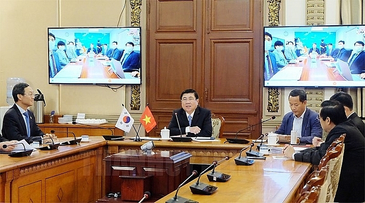 ນະຄອນໂຮ ຈ ມ ນ ແລະນະຄອນ busan ແບ ງປ ນບ ນດາບ ດຮຽນໃນວຽກງານປ ອງກ ນ ຕ ານພະຍາດໂຄວ ດ 19 ແລະການຟ ນຟ ພ ດທະນາເສດຖະກ ດ