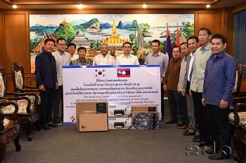 ກຸ່ມນັກລົງທຶນ ສ.ເກົາຫລີ ມອບເຄື່ອງຄອມພິວເຕີ ໃຫ້ແຂວງຈຳປາສັກ