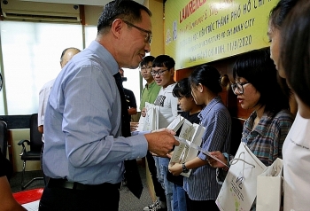 Lawrence S. Ting ມອບທຶນການສຶກສາ ຈຳນວນ 8,5 ຕື້ດົ່ງ ໃຫ້ແກ່ນັກຮຽນ, ນັກສຶກສາ