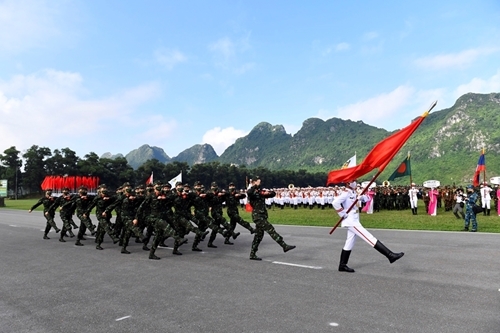 ຄະນະນັກກິລາກອງທັບປະຊາຊົນຫວຽດນາມ ໄປຜ່ານຜາມໄຊ. ພາບ: qdnd.vn
