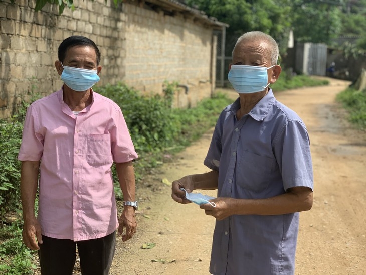 ພໍ່ຕູ້ ເລິມວັນເມົ້າ(ຢູ່ເບື້ອງຂວາ) ໄປໂຄສະນາວຽກງານຕ້ານໂຄວິດ-19