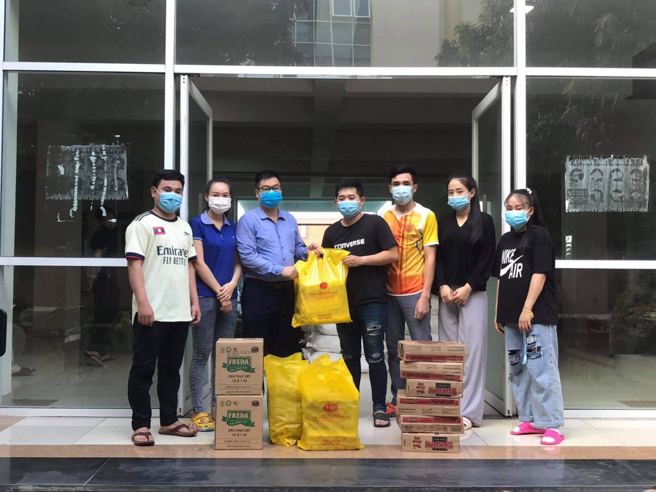 anh Lê Xuân Tuấn, cán bộ Viện Hợp tác quốc tế, trường Đại học Kinh doanh và Công nghệ Hà Nội trao quà cho các em lưu học sinh Lào anh Lê Xuân Tuấn, cán bộ Viện Hợp tác quốc tế, trường Đại học Kinh doanh và Công nghệ Hà Nội trao quà cho các em lưu học sinh Lào