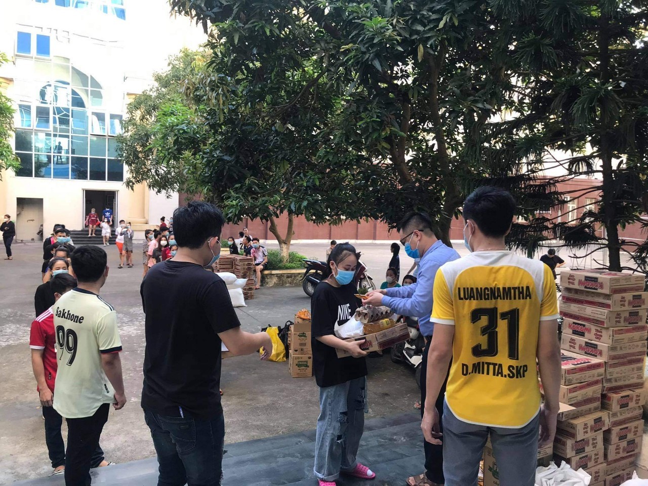 Trao tặng hơn 300 suất quà cho các em lưu học sinh Lào Trao tặng hơn 300 suất quà cho các em lưu học sinh Lào