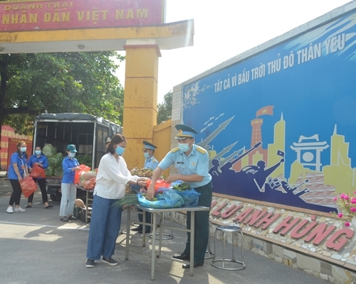 ກອງພັນໃຫຍ່ 218 (ກອງພົນ 361) ໜູນຊ່ວຍປະຊາຊົນຢູ່ໃນບໍລິເວນຕາແສງອານແຄ໋ງ (ຮວ່າຍດຶກ, ຮ່າໂນ້ຍ) ບັນດາຜະລິດຕະພັນເພີ່ມພູນຜະລິດຜົນຂອງກົມກອງ. ພາບ: qdnd.vn.
