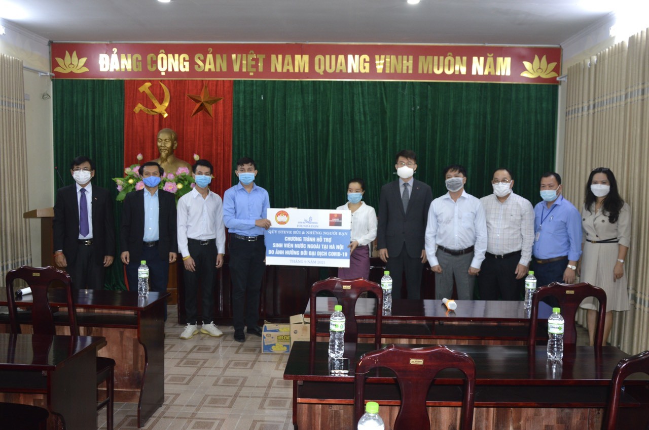 Đại diện sứ quán các nước và nhà trường trao tặng quà cho sinh viên quốc tế ảnh 3: Đại diện Quỹ Steve Bùi và Những người bạn trao quà cho sinh viên quốc tế tai các trường ĐH trên địa bàn Hà Nội Đại diện sứ quán các nước và nhà trường trao tặng quà cho sinh viên quốc tế ảnh 3: Đại diện Quỹ Steve Bùi và Những người bạn trao quà cho sinh viên quốc tế tai các trường ĐH trên địa bàn Hà Nội