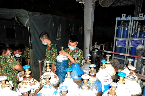 ແຕ່ລະມື້, ກອງບັນຊາການທະຫານນະຄອນໂຮ່ຈີມິນ ຂົນສົ່ງຖັງອົກຊີແຊນດ້ວຍຈຳນວນຫຼາຍແຕ່ຍາມແລງຫາຍາມກາງຄືນ. ພາບ: qdnd.vn.