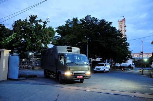 ບັນດາຖ້ຽວລົດຂົນສົ່ງຖັງອົກຊີແຊນຂອງກໍາລັງປະກອບອາວຸດນະຄອນໂຮ່ຈີມິນ ຍາມໃດກໍ່ຮັບປະກັນສົ່ງເຖິງສະຖານທີ່ຖືກກັບເວລາ. ພາບ: qdnd.vn.