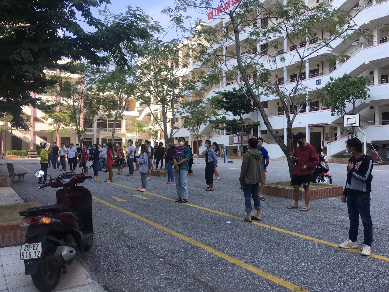 Lưu sinh viên Lào, Campuchia tập tập trung tại sân trường trước khi tiêm vắc xin Lưu sinh viên Lào, Campuchia tập tập trung tại sân trường trước khi tiêm vắc xin