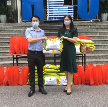 ສັກວັກຊີນກັນພະຍາດ ໂຄວິດ -19  ໃຫ້ກັບນັກສຶກສາລາວ ແລະກໍາປູເຈຍ ເກືອບ 40 ຄົນ
