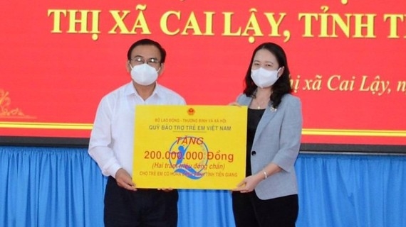ທ່ານ​ນາງ​ຮອງ​ປະ​ທານ​ປະ​ເທດ ຫວໍ​ທິ​ແອັງຊັວນ ໄປ​ຢ້ຽມ​ຢາມ,ມອບ​ຂອງ​ຂັວນ​ຢູ່​ແຂວງ ຕຽນ​ຢາງ