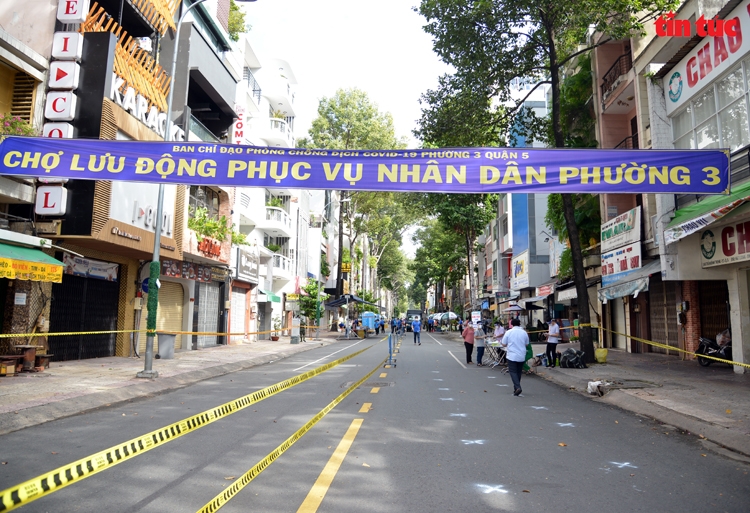 ຕະຫຼາດເຄື່ອນທີ່ແຫ່ງທຳອິດທີ່ນຳໃຊ້ 'ບັດຂຽວ COVID-19 ຢູ່ນະຄອນໂຮ່ຈີມິນ