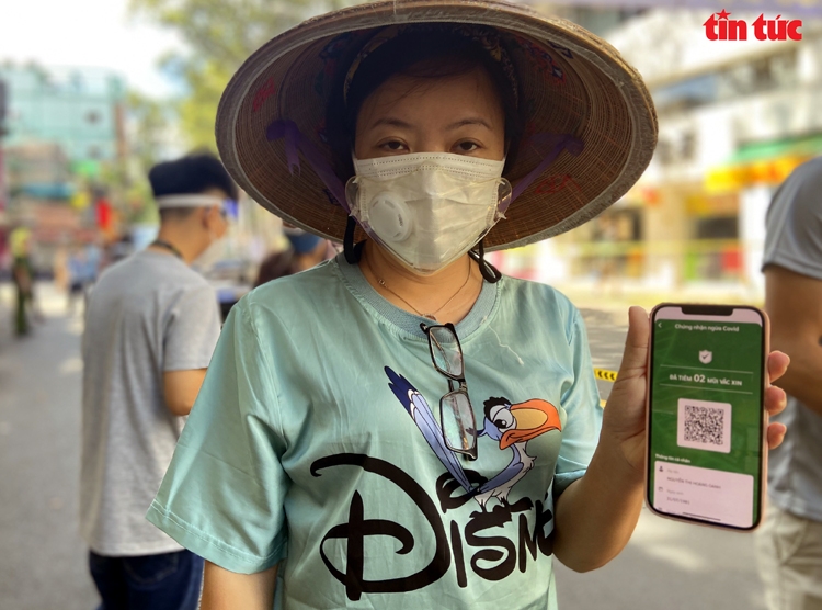 ຕະຫຼາດເຄື່ອນທີ່ແຫ່ງທຳອິດທີ່ນຳໃຊ້ 'ບັດຂຽວ COVID-19 ຢູ່ນະຄອນໂຮ່ຈີມິນ