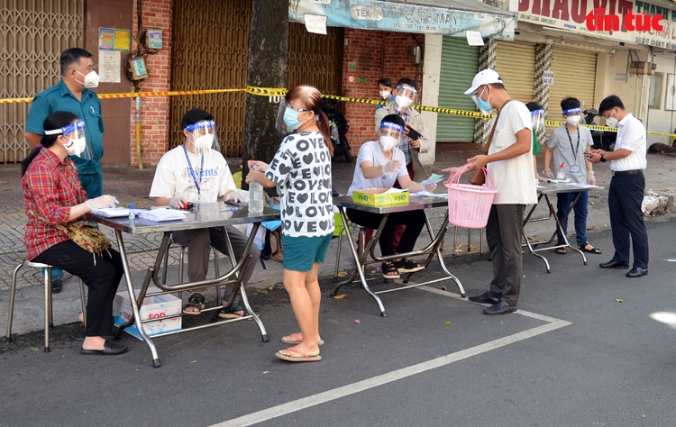 ຕະຫຼາດເຄື່ອນທີ່ແຫ່ງທຳອິດທີ່ນຳໃຊ້ 'ບັດຂຽວ COVID-19 ຢູ່ນະຄອນໂຮ່ຈີມິນ