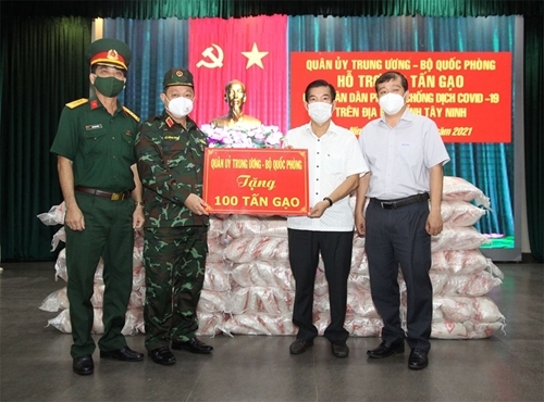 ຄະນະພັກການທະຫານສູນກາງ, ກະຊວງປ້ອງກັນປະເທດ ໜູນຊ່ວຍເຂົ້າສານຈຳນວນ 100 ໂຕນໃຫ້ແກ່ປະຊາຊົນແຂວງໄຕນິງ