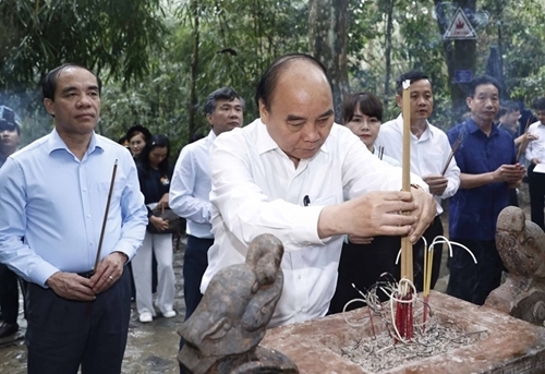 ທ່ານປະທານປະເທດ ຫງວຽນຊວນຟຸກ ໄປຖະຫວາຍທູບທຽນ ອາໄລຫາປະທານໂຮ່ຈີມິນ ຢູ່ເຂດນ່າເນືອ. ພາບ: ສໍານັກຂ່າວສານຫວຽດນາມ.