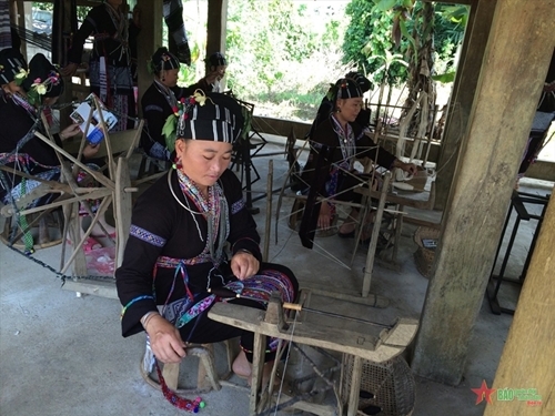 ດ້ວຍສີມືທີ່ຄ່ອງແຄ່ວຂອງແມ່ຍິງຊາວເຜົ່າລື້ ໄດ້ຜະລິດອອກຊຸດອາພອນ ທີ່ເປັນເອກະລັກສະເພາະ. ພາບ: qdnd.vn