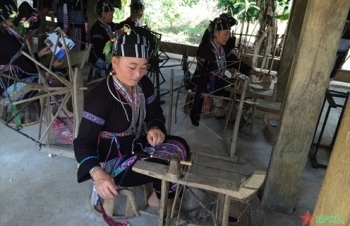 ອາຊີບຕໍ່າແຜ່ນແພພື້ນເມືອງ ຂອງຊາວເຜົ່າລື້ ຢູ່ບ້ານຮອນ